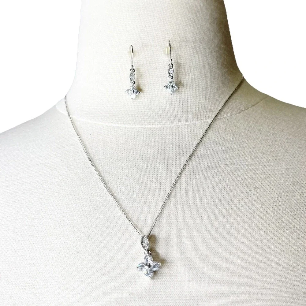 Vintage Avon Jewelry‎ Set Silver Rhinestone Pendant Necklace Earrings Dazzling